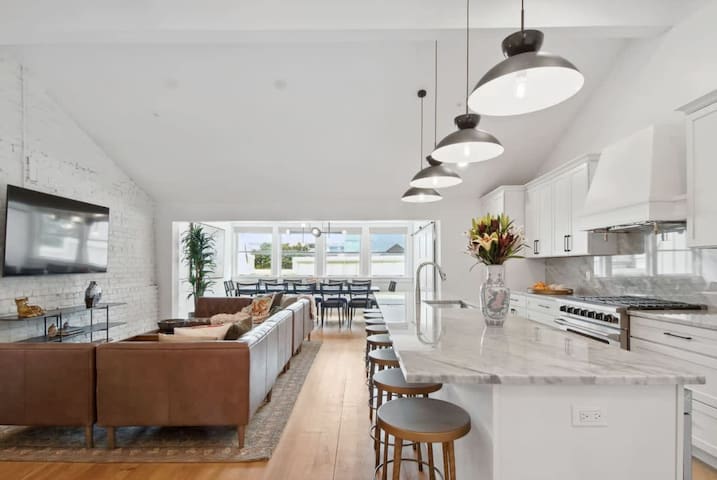 Two Expansive Hotel Suites | Near French Quarter