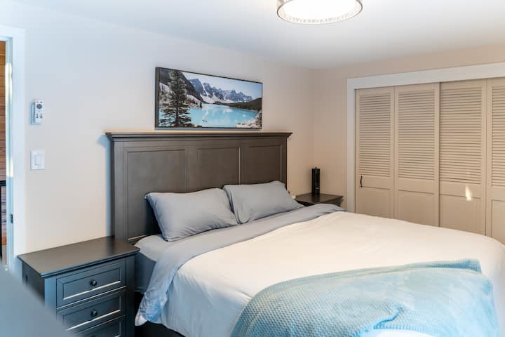 Bedroom 2: Located on the upper level is a King. 