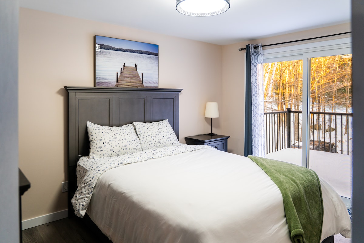 Bedroom 1: Queen located on the upper level. 