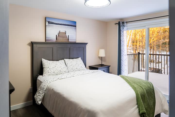 Bedroom 1: Queen located on the upper level. 