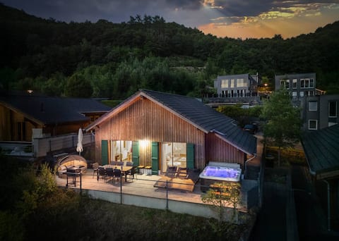 Lake 'N Mountain-View Retreat