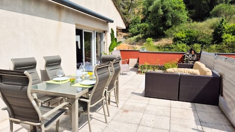 3 bedroom apartment with large terrace - BBQ - parking