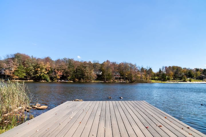 Cozy Lakefront Poconos Cabin | Hot Tub, Kayaks
