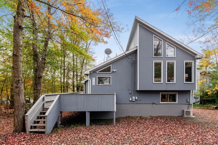 Cozy Lakefront Poconos Cabin | Hot Tub, Kayaks