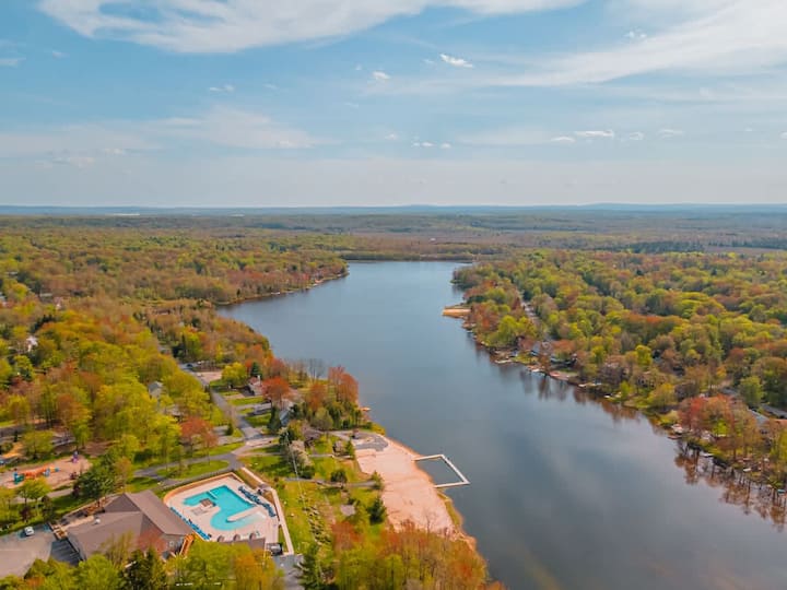 Cozy Lakefront Poconos Cabin | Hot Tub, Kayaks