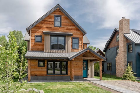 Teocalli Art House, new, hot tub, walk everywhere!