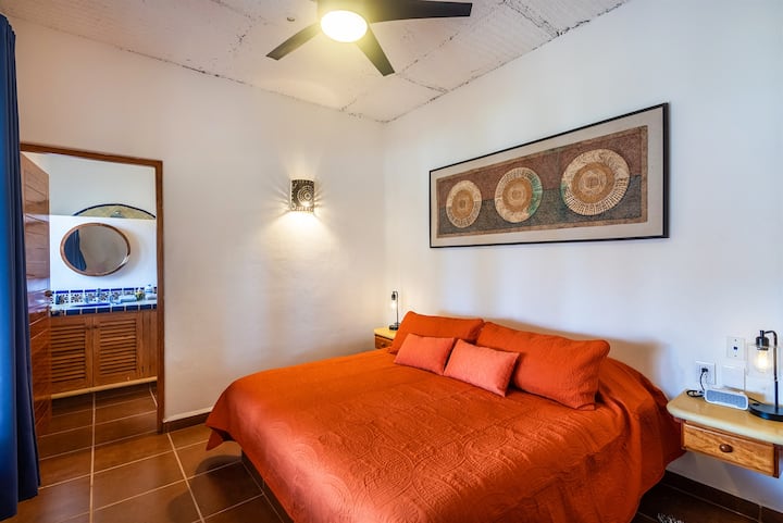 Удобна спална соба со топли тонови и занаетчиски детали