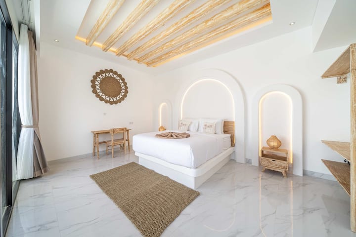 Amplia suite principal con techos altos, luces incorporadas y diseño elegante.