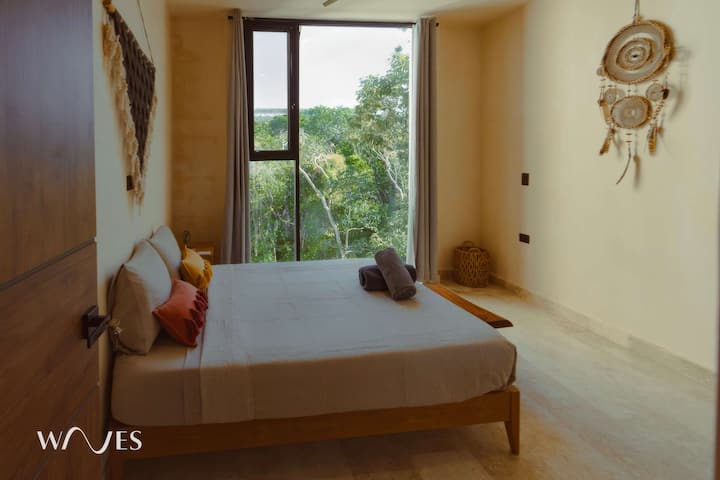 Dhomë gjumi e tretë e projektuar me kujdes me shtroja të rehatshme dhe hapësirë të bollshme për një qëndrim çlodhës.