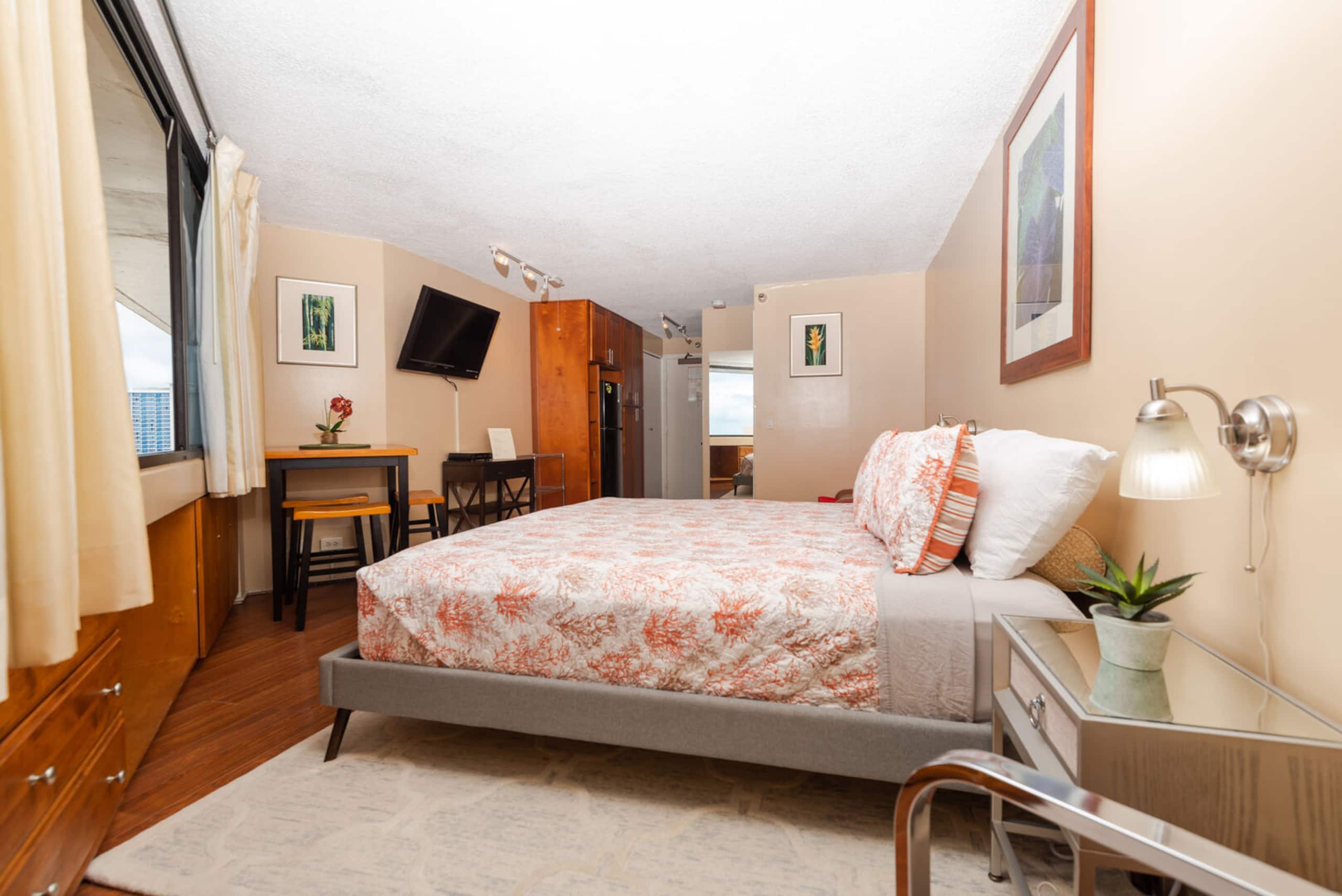 Condo in Honolulu · ★4.86 · 1 bedroom · 1 bed · 1 private bath - Image 4