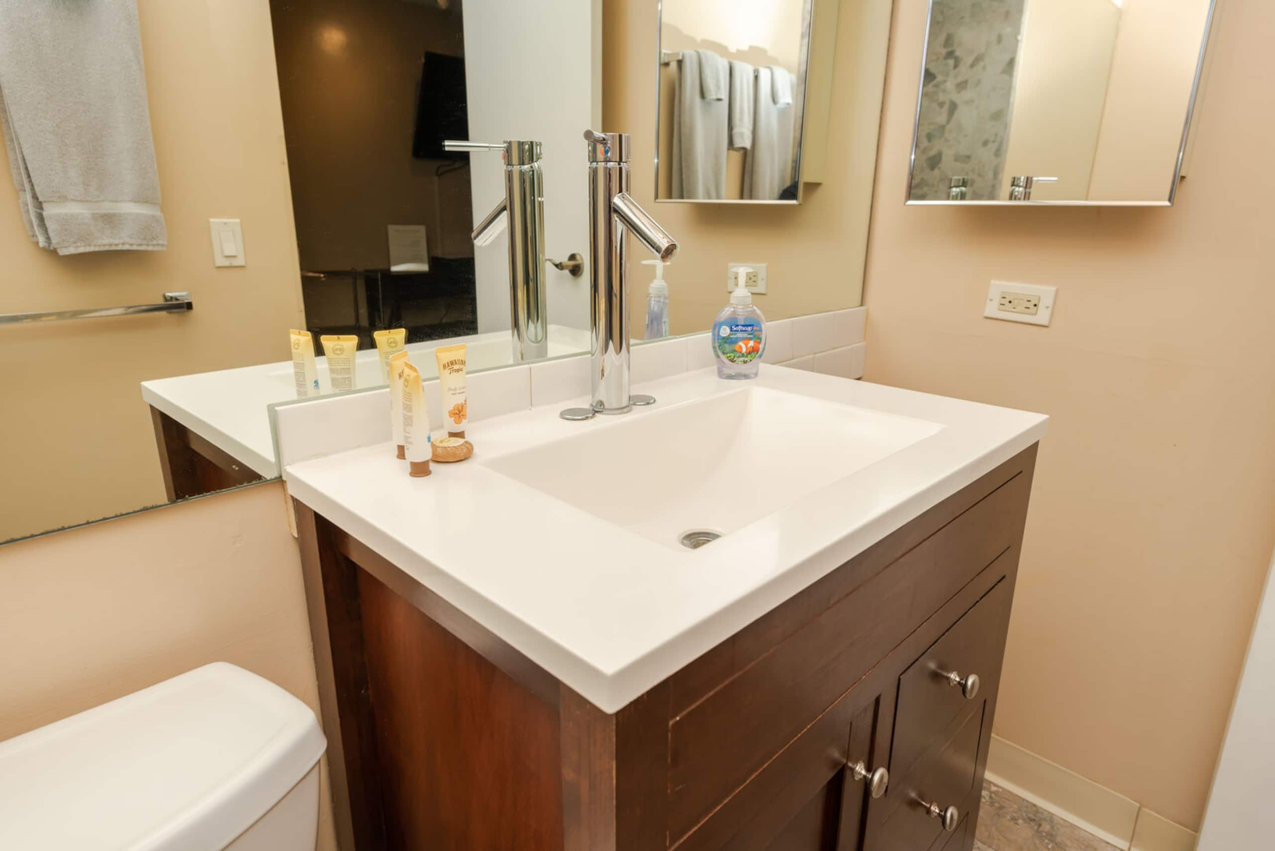 Condo in Honolulu · ★4.86 · 1 bedroom · 1 bed · 1 private bath - Image 13