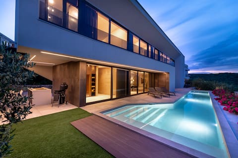 Villa Panoramica with heated pool and sauna