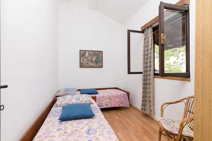 Bedroom 2, Surface: 9 m²