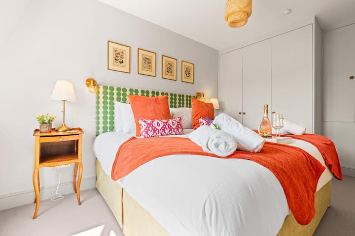 卧室1提供真正的舒适和艺术奢华，配备定制的加大双人床、令人放松的艺术品和美丽的街景。 享受充裕的衣柜空间和时尚套房卫生间的便利。