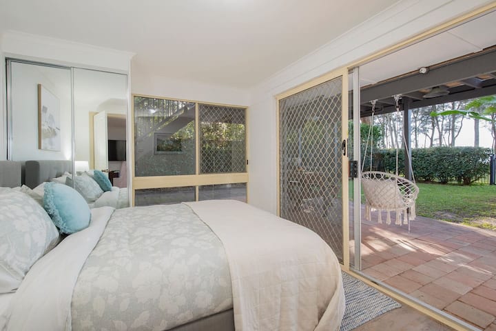 למטה, חדר השינה השלישי מספק נוחות אולטימטיבית עם מיטת קווין סייז וגישה ישירה לחצר האחורית השופעת.