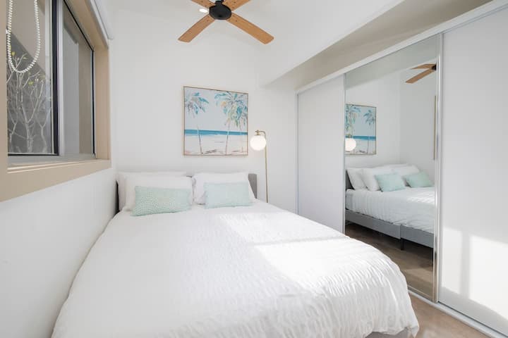 בדירת הסבתא יש מיטת קווין סייז, מאוורר תקרה ואחסון מובנה, המציעים מקום מפלט פרטי ונוח.