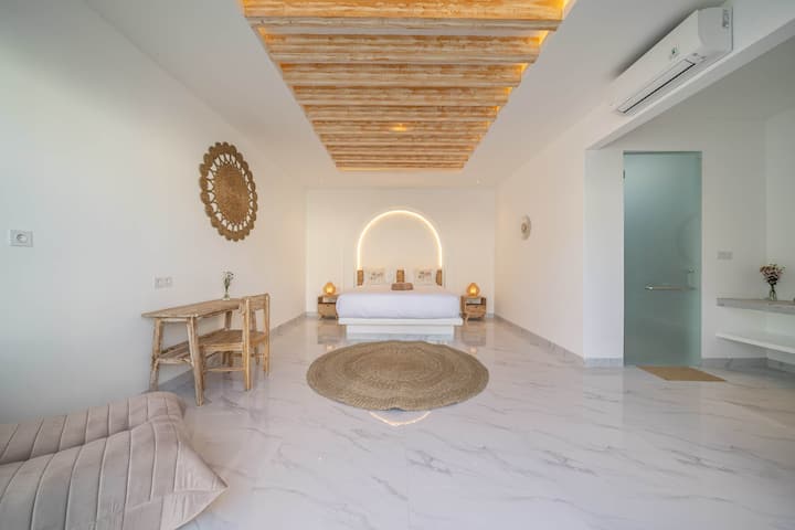 Елегантен и удобен простор за спиење со модерно осветлување и тивка околина.