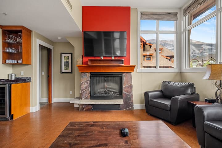 Popíjajte, relaxujte a vychutnajte si výhľad na hory z priestranného obytného priestoru.