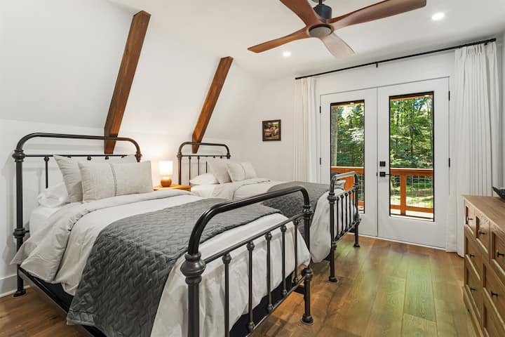 Тази спалня на основния етаж предлага 2 единични легла и е оборудвана с скрин и гардеробна с закачалки и отворени рафтове за съхранение. За допълнително удобство са налични и поставки за багаж и допълнителни одеяла.  