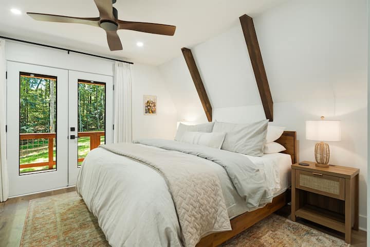 Тази спалня на първия етаж разполага с удобно легло с размер king size, нощни шкафчета, тоалетка и огледало в цял ръст. На разположение е и гардероб с много закачалки и рафтове за съхранение на лични вещи и дрехи. Предлагат се и допълнителни одеяла.