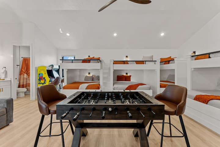 Vitanda 5 vya Malkia/Malkia wa Bunk na Foosball