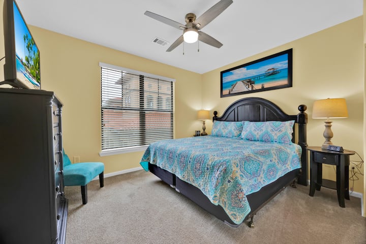 Dormitorio n.º 2: vibrante cama tamaño king con arte costero, ¡perfecta para noches de descanso y sueños soleados!