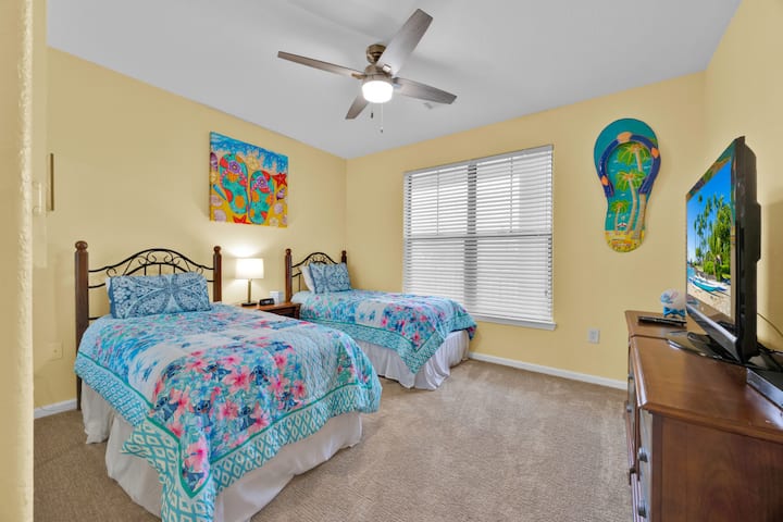 Dormitorio n.º 4: dos camas individuales luminosas con una decoración alegre, ¡perfectas para una escapada divertida!