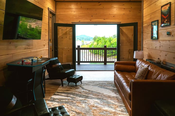 חדר משפחה בקומה ביניים עם ספה נפתחת זוגית, טלוויזיה, משחק ארקייד, קריוקי, ספרים ומשחקי לוח.  אה, וגם, הנוף עם כיסאות קפטן נוחים על הדק לקריאה נהדרת או לנקודת מנוחה!