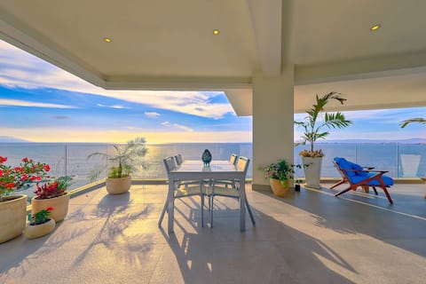 Fabulous Oceanview Condo W/ Resort Amenities