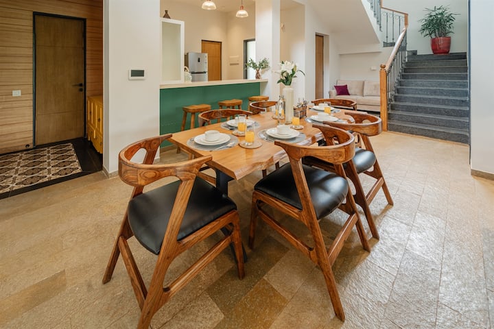 Dining area image 2
