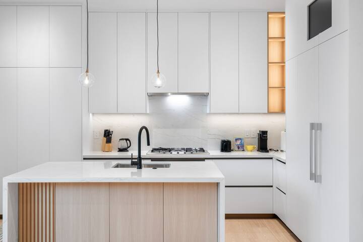 Brand New West Side Home | Ocean & Mountain Views gallery image 5