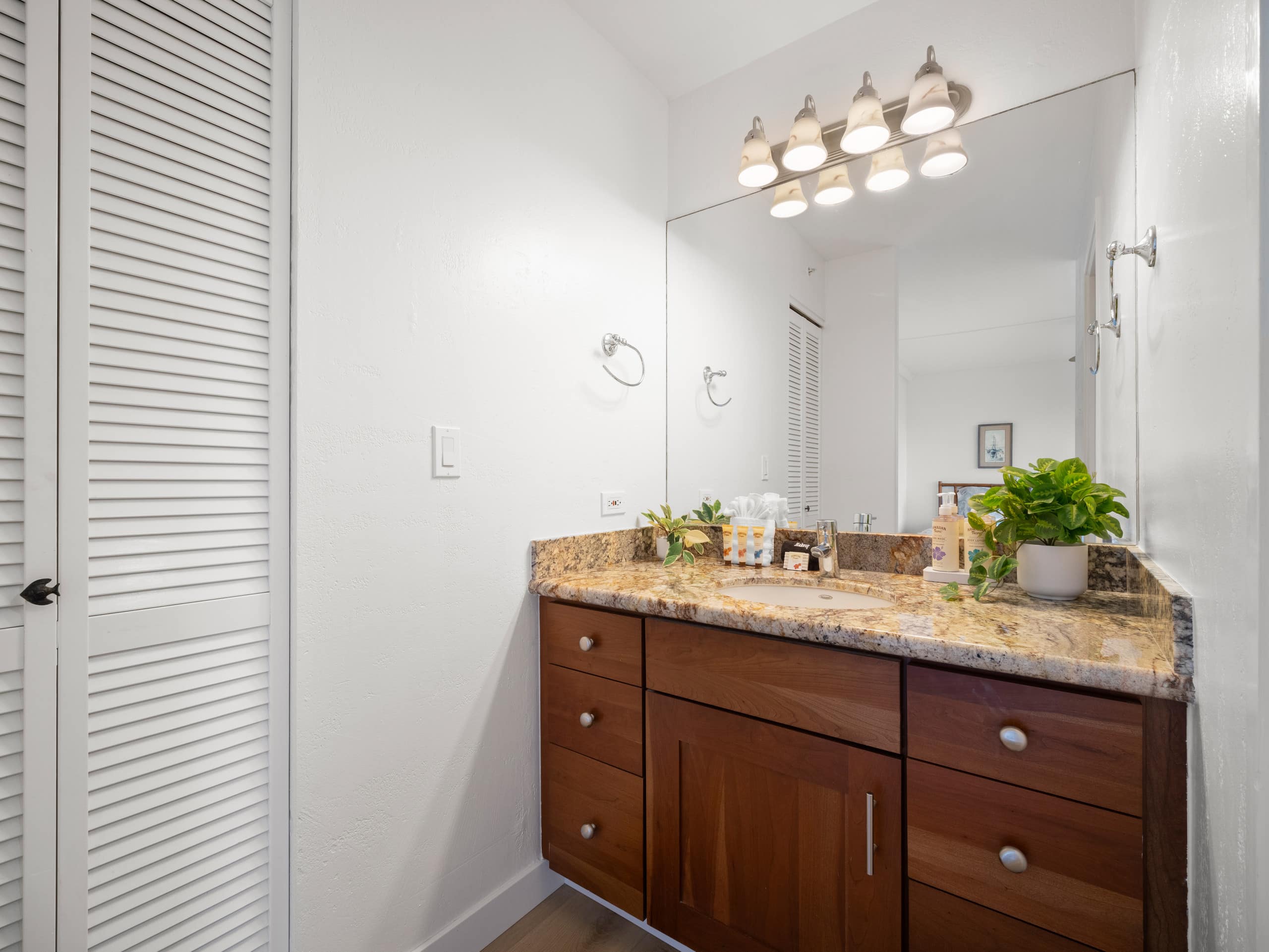 Condo in Lahaina · ★4.93 · 2 bedrooms · 3 beds · 2 baths - Image 15
