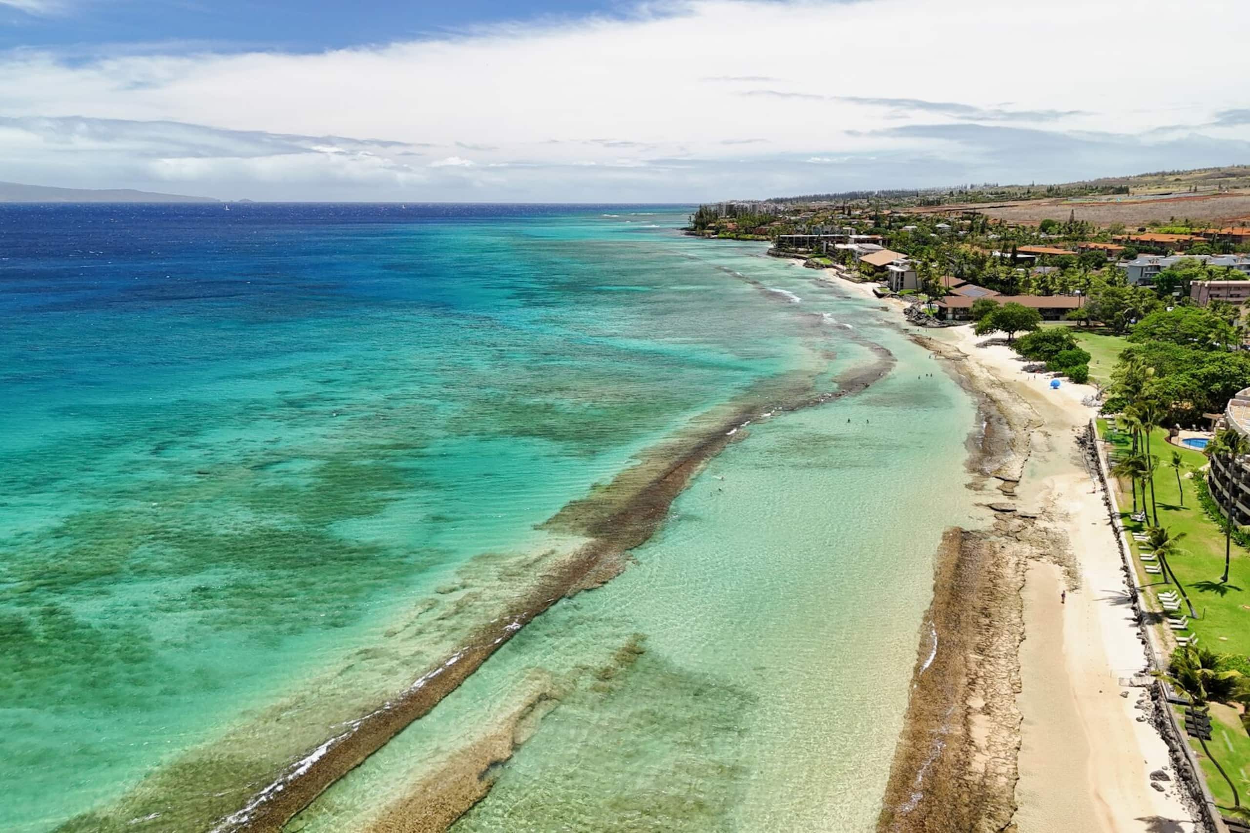 Large Maui Getaway next to Beach and Ocean - Image 51