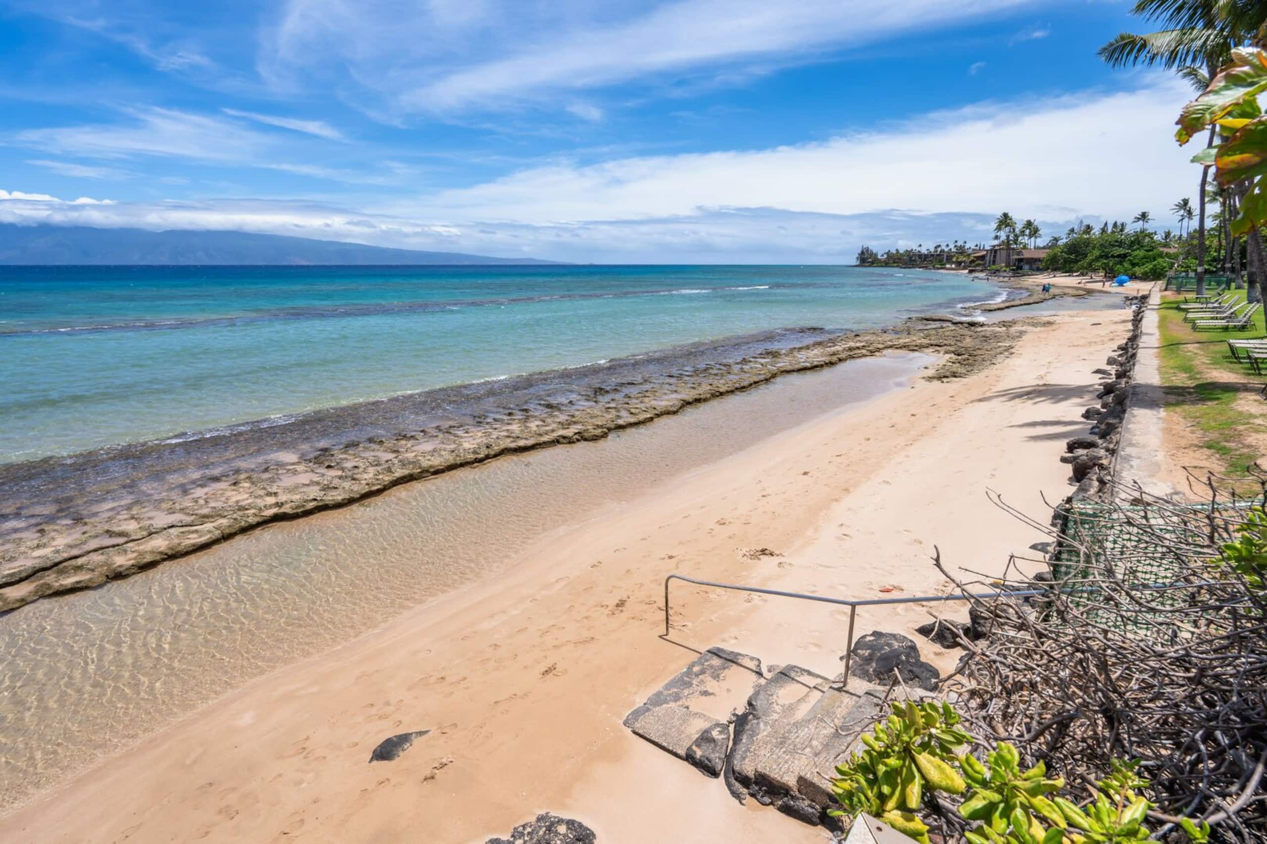 Large Maui Getaway next to Beach and Ocean - Image 36