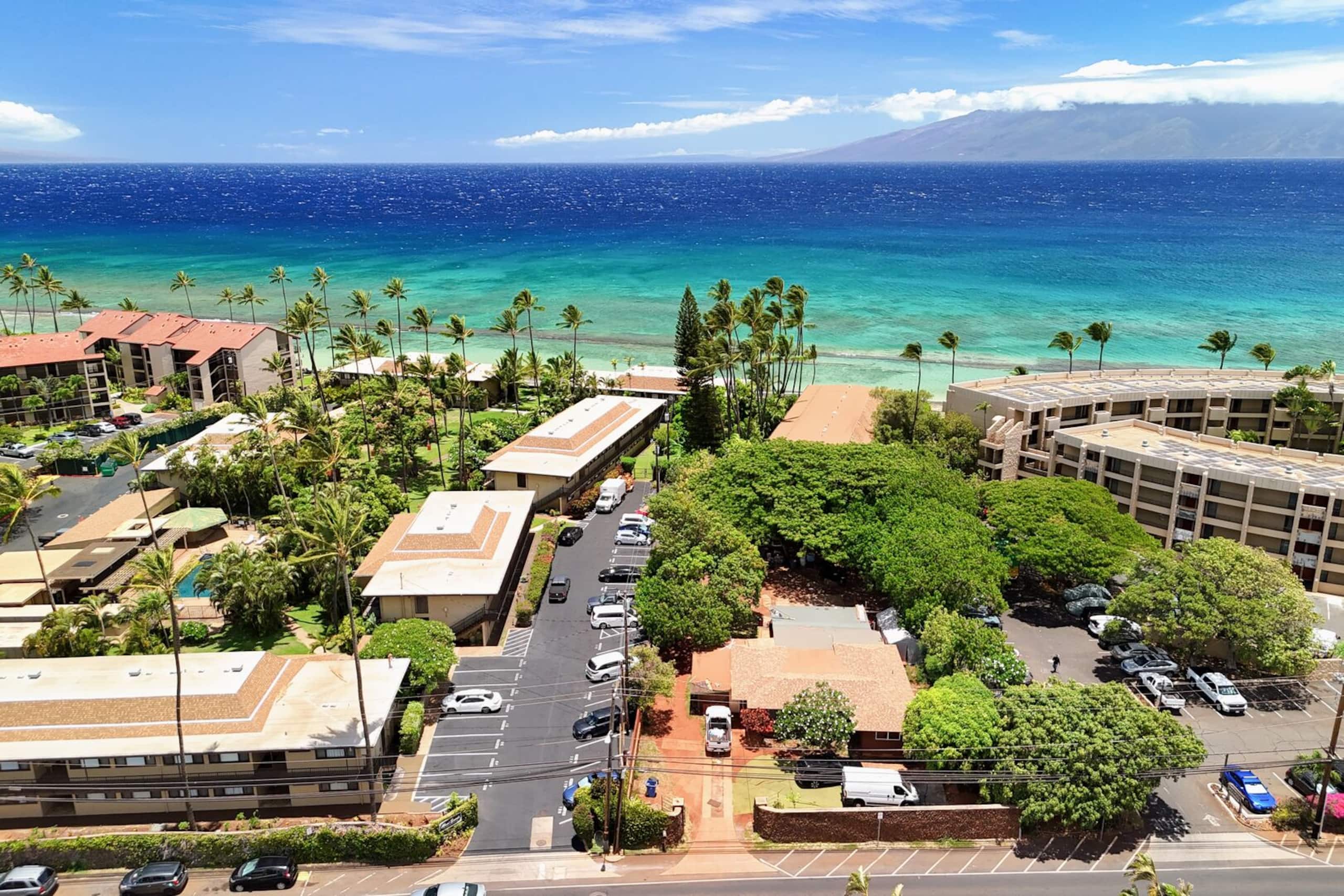 Large Maui Getaway next to Beach and Ocean - Image 44