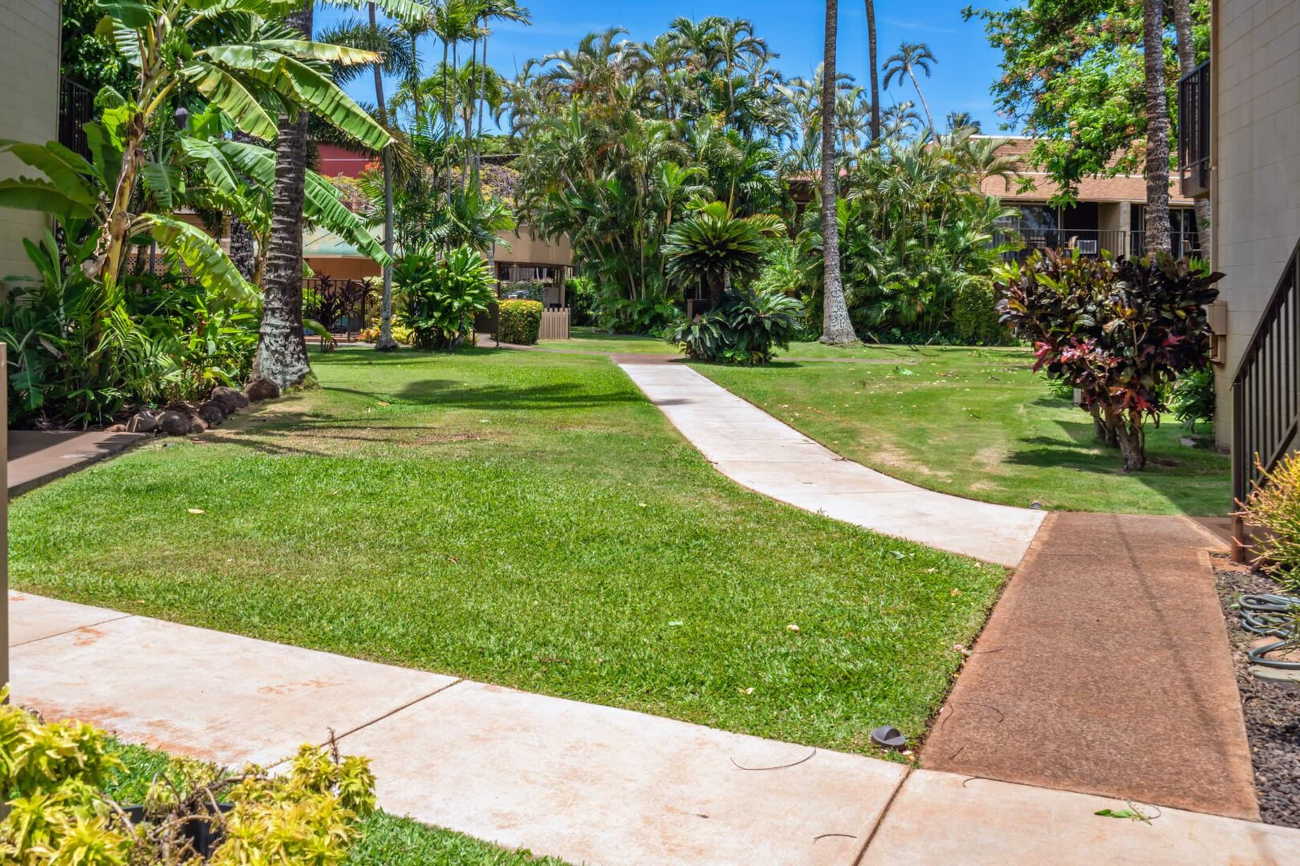 Large Maui Getaway next to Beach and Ocean - Image 40