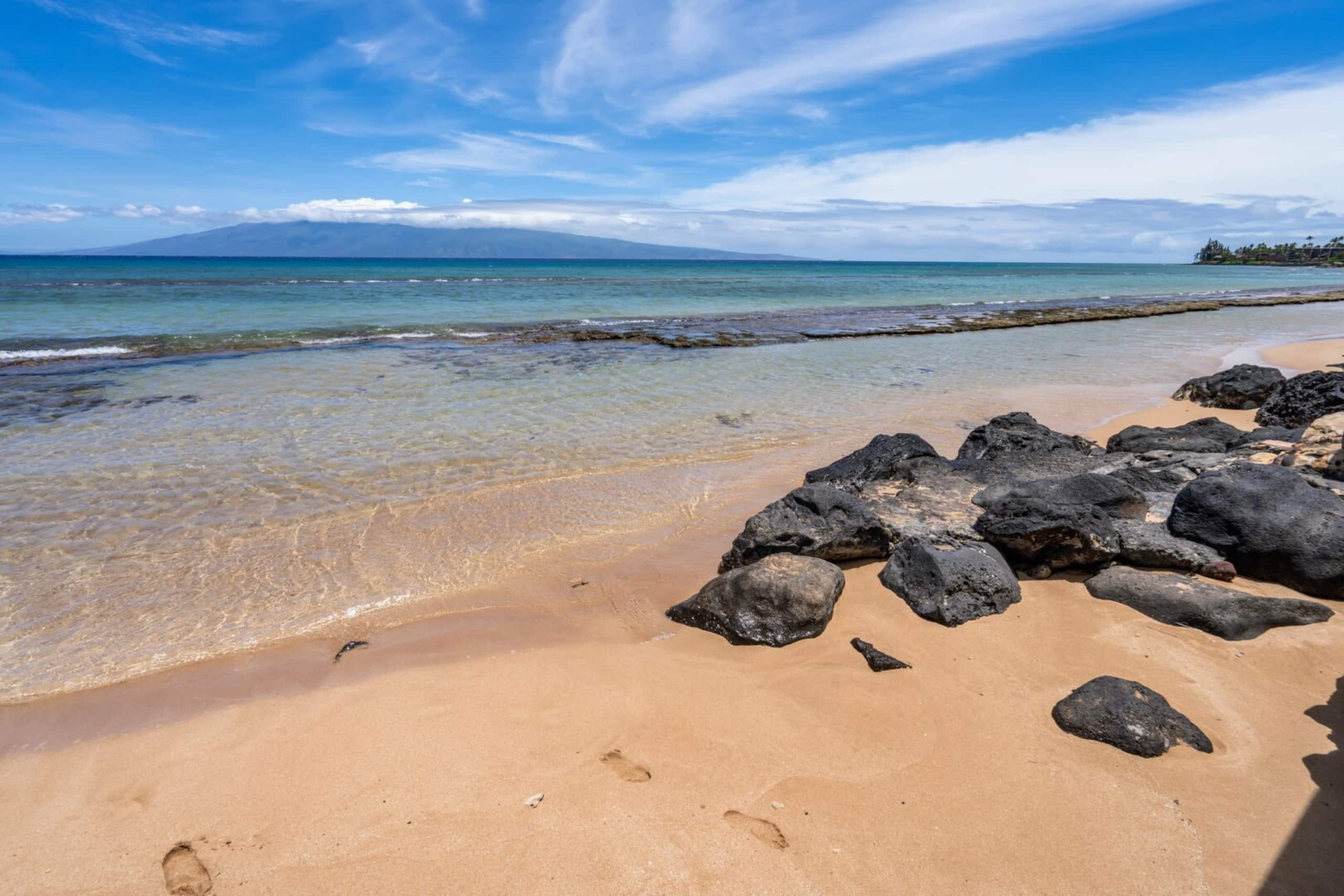Large Maui Getaway next to Beach and Ocean - Image 39