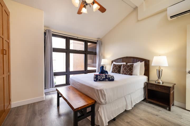 Пространата гостинска соба со засводени тавани, клима уред и тропски декор создава релаксирачко место за одмор за пријателите или семејството во вашето сместување за одмор во Мауи.