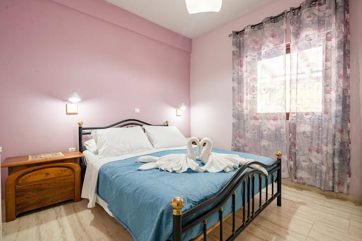 Chambre paisible avec des draps doux et une lumière naturelle chaleureuse