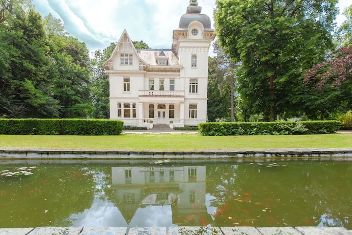 100-year-old mansion with jacuzzi near Hasselt