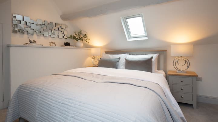 Chumba cha pili cha kulala kina mpangilio wa starehe 