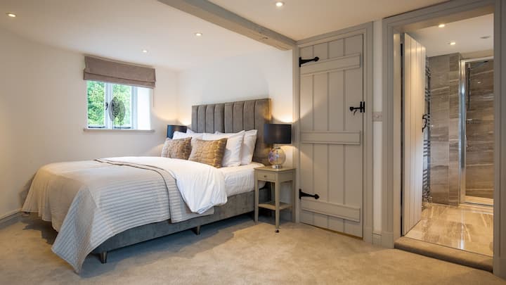 Chumba cha kulala cha kwanza kimejaa mwanga na kina nafasi kubwa 