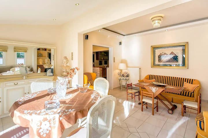 优雅的开放式休息室和用餐区

