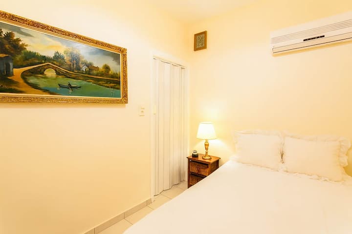 简单宁静：带艺术品的卧室
