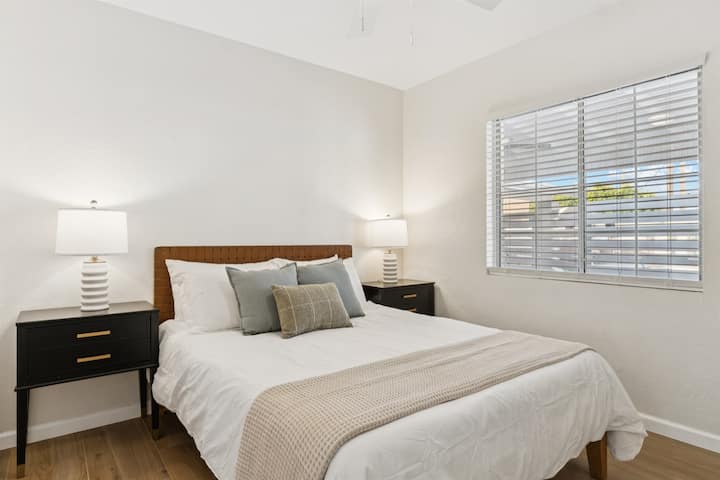 Dhoma e dytë e gjumit me krevat dopio "queen".