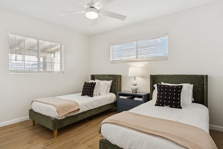 Kjo dhomë gjumi me dy krevate dopio është e përkryer për fëmijët ose beqarët që duan krevatin e tyre.