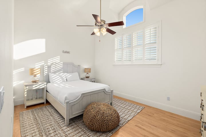 توفر غرفة النوم️ المشرقة والمليئة بالنسيم والهادئة 2 ملاذًا ساحليًا مريحًا مع إضاءة طبيعية ومصاريع جيدة التهوية وأجواء مريحة - مثالية لإعادة شحن طاقتك بعد يوم على الشاطئ.