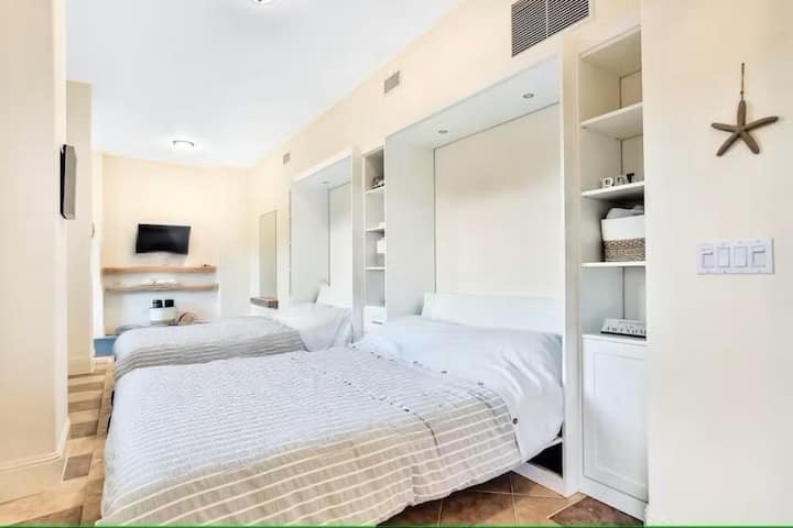 ‍ ♀️ يوجا ولعب ومساحة إضافية للنوم تعمل هذه الملاذ المرن كغرفة يوجا أو غرفة ألعاب هادئة وتتضمن سريرين مورفي بحجم كوين - مثالي للضيوف الزائدين أو منطقة شحن هادئة.