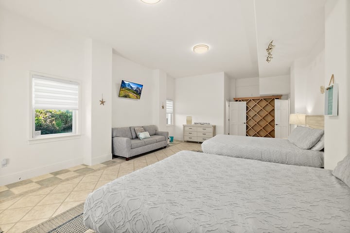 غرفة نوم 3️ فسيحة ومتعددة الاستخدامات للعائلات أو الأصدقاء تتميز بسريرين مريحين بحجم كوين، ومنطقة جلوس مع تلفزيون ذكي، ومساحة كبيرة للاسترخاء - مثالية للأطفال أو الأزواج أو طاقم من الأصدقاء المقربين.