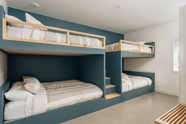 Moderna spavaća soba s 4 kreveta na kat (širine 150 – 179 cm)